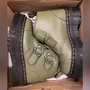 Dr. Marten Devon Flower Boots in olive green women’s sz 38/7
